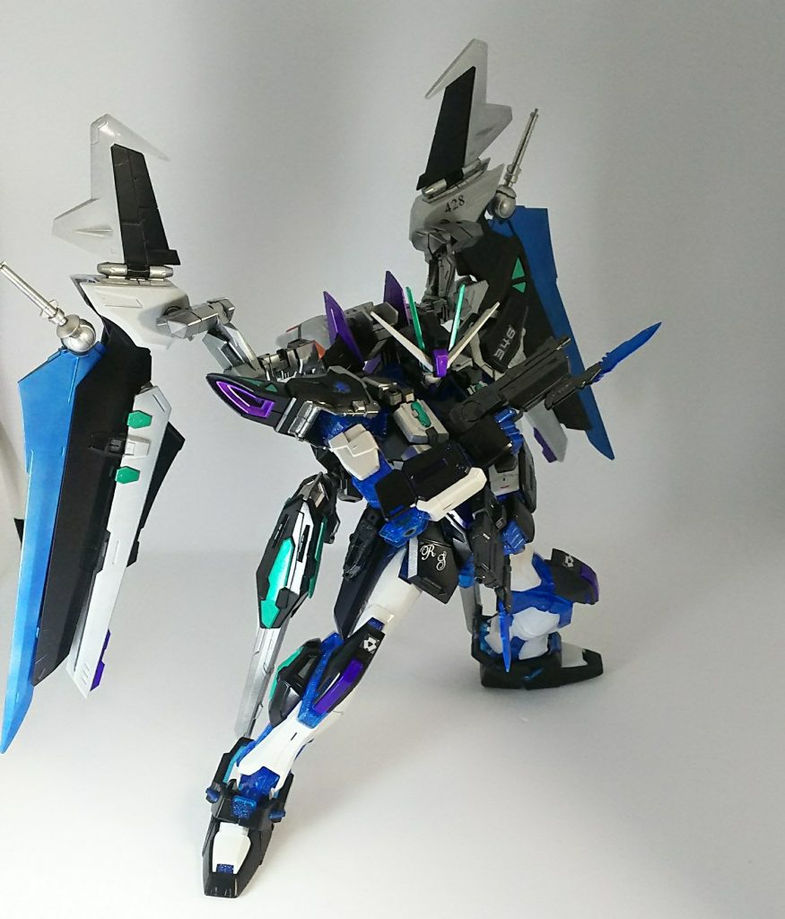 通常形態になるとかなりノワールよりですが、本家より白色部分を明るくし、青、紫、緑が入れることで、ヒロイックな印象を持たせられるようにしています。