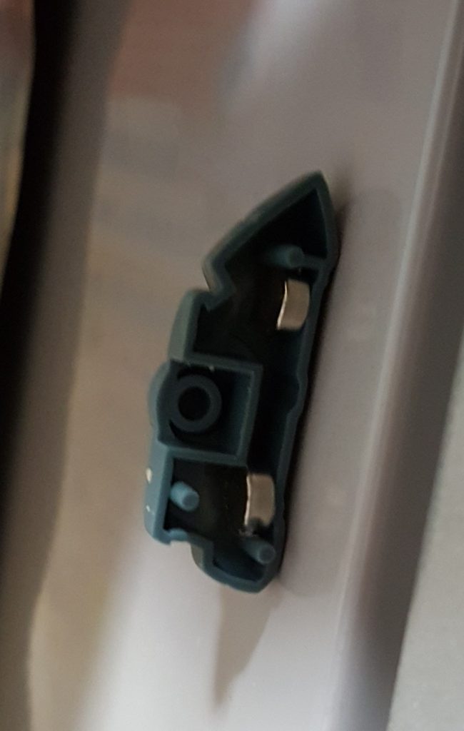 遊び心で百均で買った磁石を足の中に。
これで冷蔵庫等に貼り付け可能に。