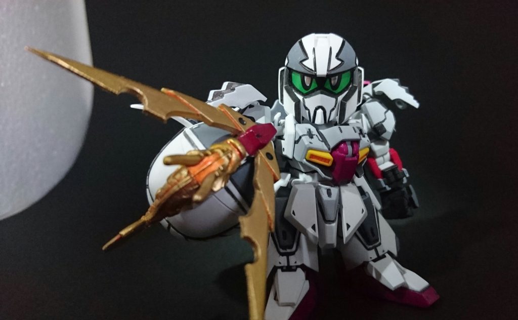 頭はそのまま上杉謙信頑駄無(疾風剣豪精太)。実はこっちの方が色合いが好み。
白色メインのガンプラということで今回から黒色背景も試してみています。