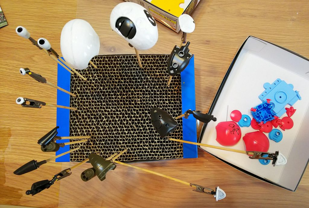 筋彫りをしてから。
元キットが黒なので、ひたすら何層も白を塗り重ねていく…。
水性カラーアクリジョンの隠蔽力は低いので。