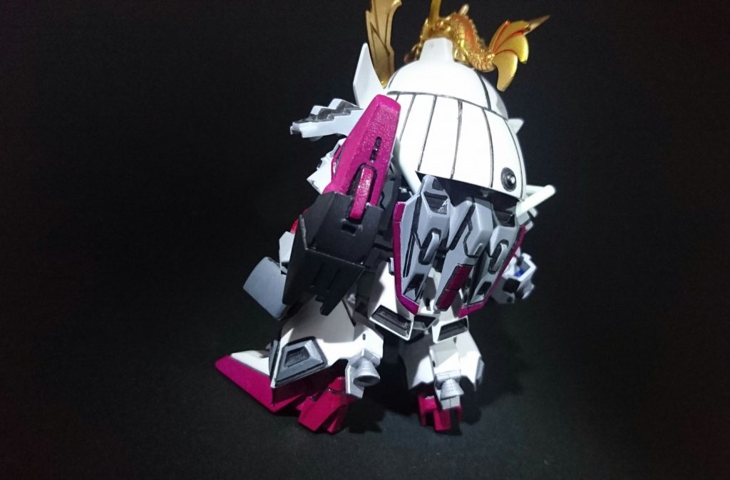 バックパックはムシャカゲゼータに変更して小型化。
シールドはCSZの灰色パーツにムシャカゲゼータの物を切り貼りして小型化。
案外違和感が無く、驚きました。
小型化ばっかりなのは兜がでかすぎるからです。