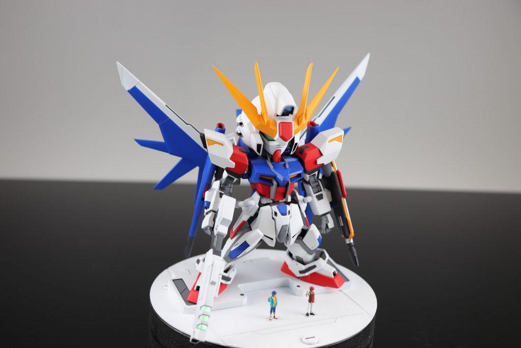 ベースは木板にプラ板、ビルダーズベーズのパーツを使って制作しました。セイとレイジはMGビルドストライクとビルドMk-Ⅱに付属のフィギュアを塗装。