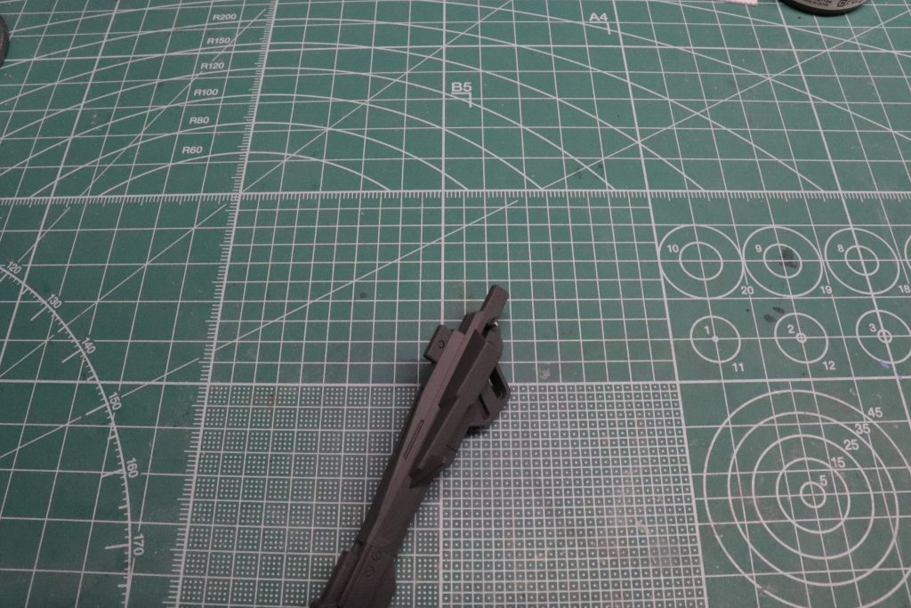 ライフルはハイパーロングライフルとハイパードッズライフルマグナムのミキシングで、変形時に重さに負けて先端が下がってくるのを防ぐために、1mmの穴を開けて真鍮線を通して固定できるように加工。