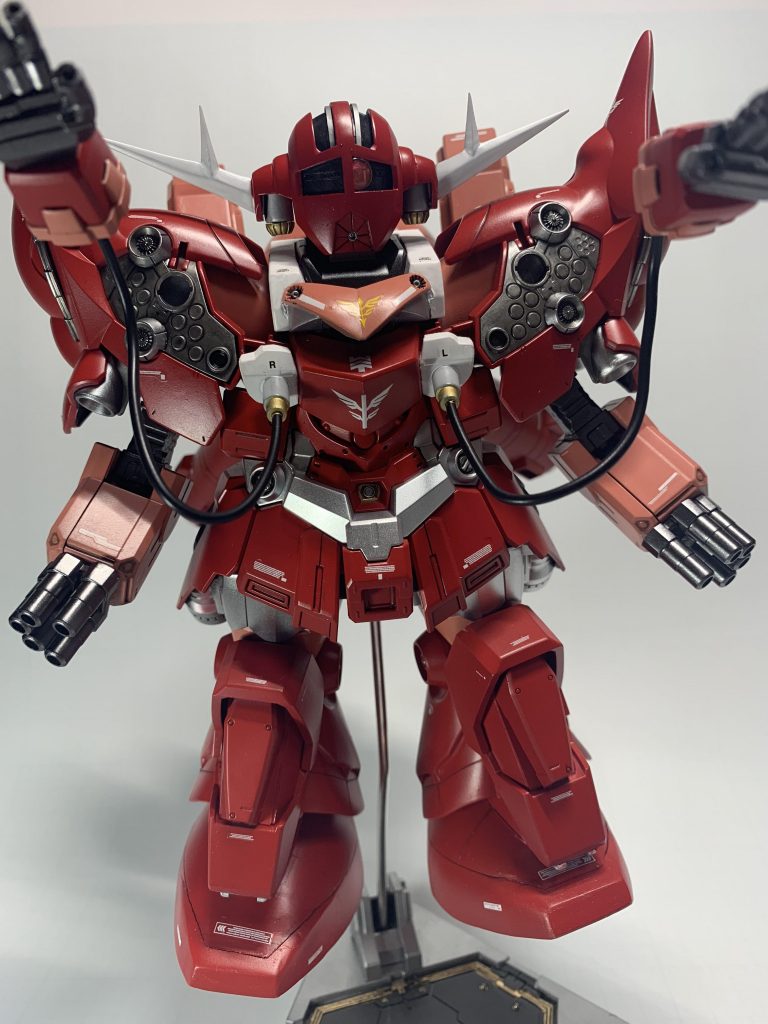 ジオング自体も大きくて手を外に出せないのでインコムのみ胸から出してます 全体の色はサザビーレッドとシャアピンクとアクセントに白を使いました