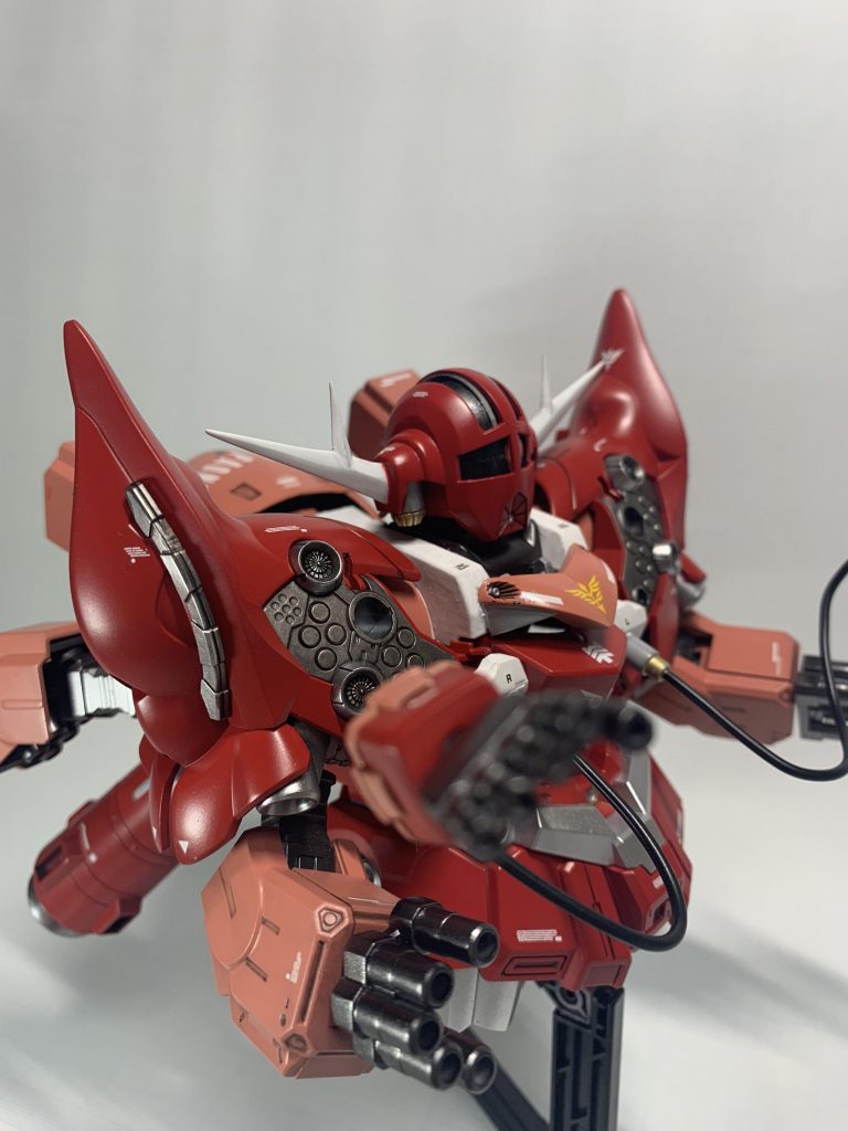 目はHアイズに細い針金を巻き、裏にホイルシールをあててリアル感を出してます 口のメガ粒子砲もそれっぽくメタルパーツ入れています(*‘∀‘) 肩部のフレームはカバーを外してメカメカしく見せました