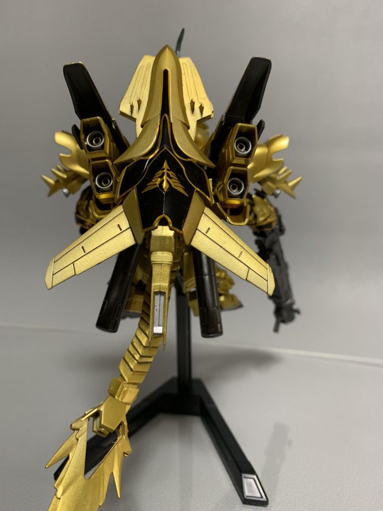 背中の甲羅はシールドに色々つけ足してます