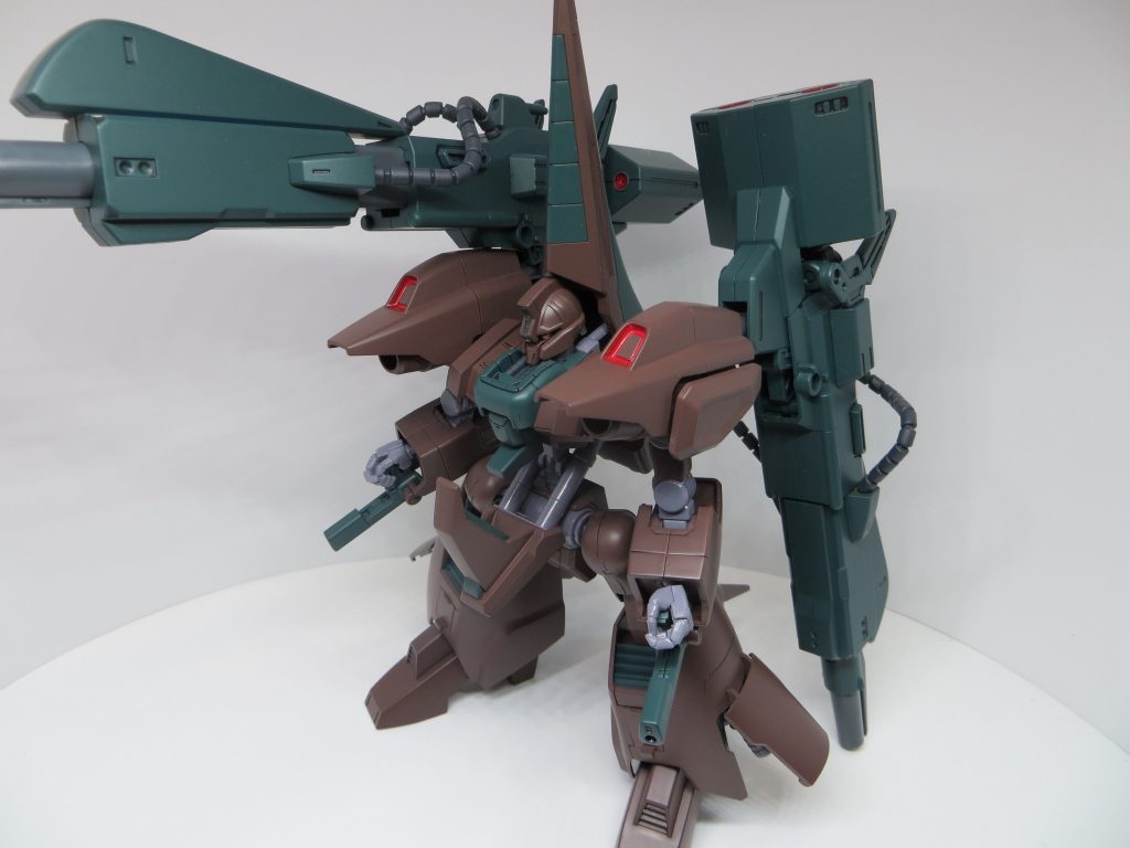 両肩が重くてゆらゆらしますが立つことは可能です。