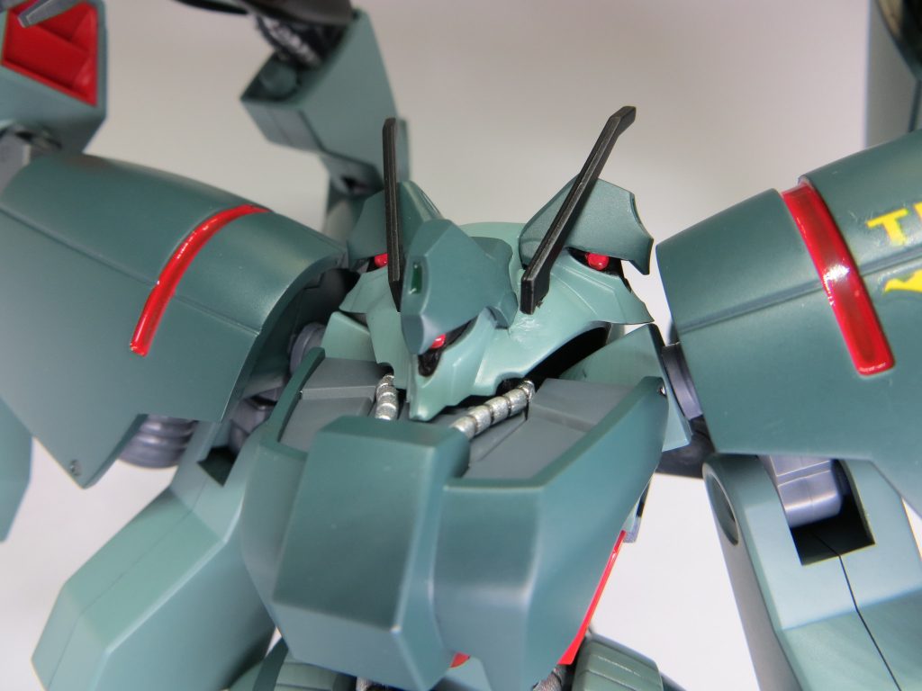 モノアイ３つで周囲を見渡せるため、首は短くほぼ固定の状態にしてあります。光を当てると怪しく光りますｗ