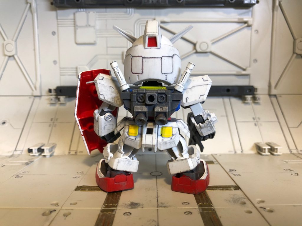 ガンダムのシールドの裏は赤いもの。そして肉抜き穴は見なかったことにする。
いかがでしょうか？元キットの形状の良さもあるけど、割と見られませんか？ブンドドするにはちょうどいい感じですよ。

続いて、製作過程の詳細です。