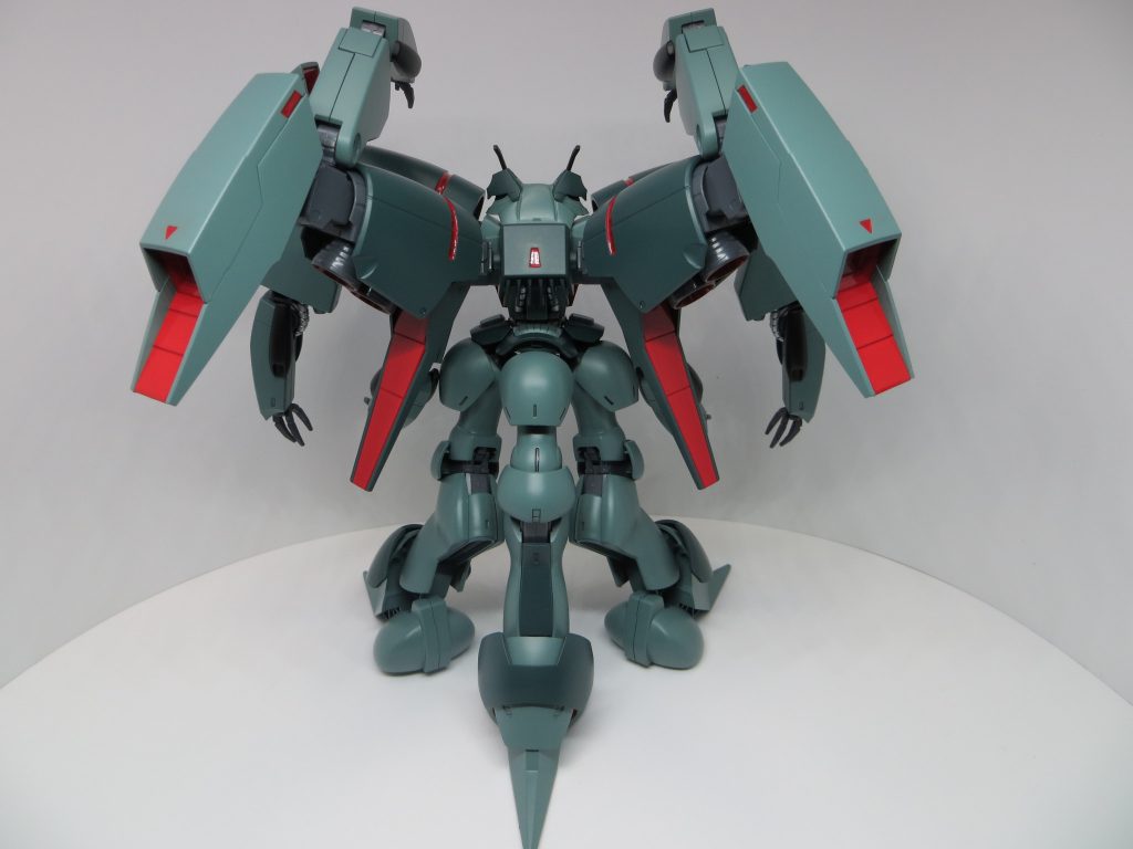 後ろ。バックパックに肩と腕を取り付けました。重さで倒れてしまうため脚を追加しています。