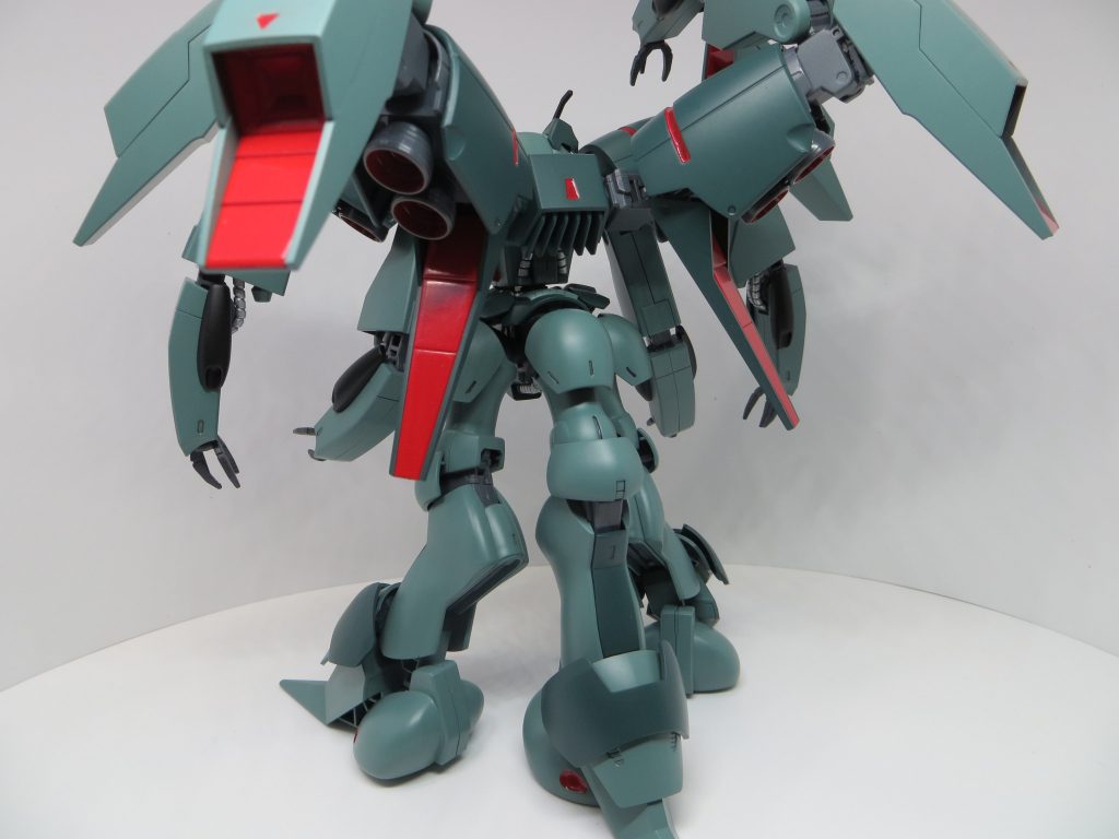 脚は２本でも４本でもなく３本です。あくまで「３(の倍数)」にこだわってみました。