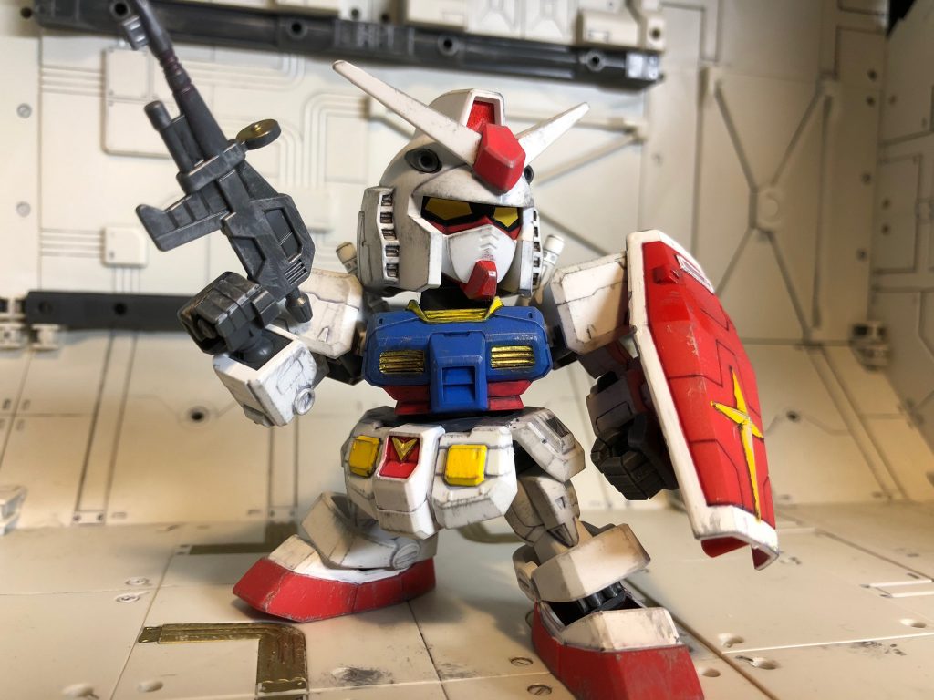 ■仕上げ
クリアーでコートしたら、その上からガンダムマーカースミ入れ用でスミ入れ。
基本に忠実に白いパーツにはグレー、濃い色のパーツは黒です。
消しペンをつかってぼかせばシャドーっぽくなります（塗り分けの失敗をごまかすこともできるぞ！）。
綿棒で方向をつけて拭けば汚しも簡単！

塗り残しのあるエッジ部分を中心にグレーやシルバーのガンダムマーカーでチッピング、
さらに、マーカーのシルバーを塗料皿に出して、全身にドライブラシして完成！