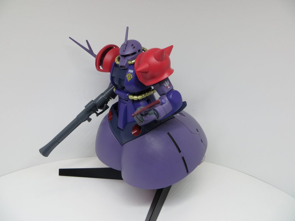 スカートの下の黒い部分は台座です。