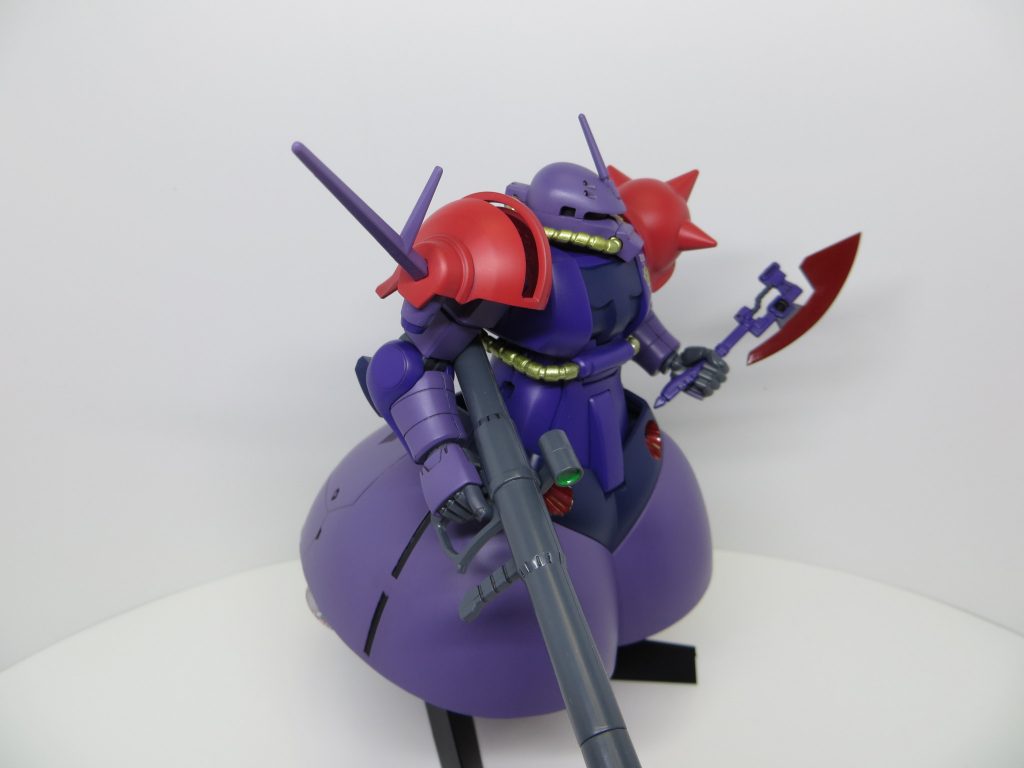 右肩のザクシールドは他の機体に使ってしまっていたのでジオングの頭を加工して装備させました。