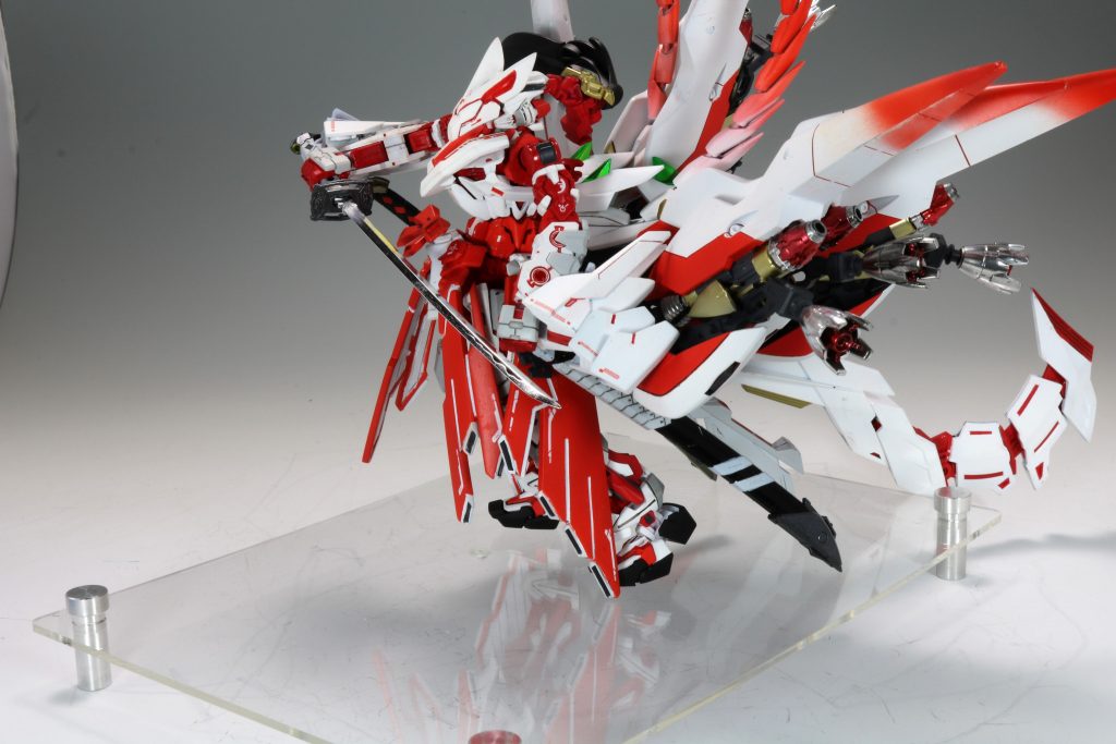 巫女服の手の部分の袖は、トランジェントガンダムの肩のパーツ1つ、膝のパーツ2つをジェインとで繋げて稼働するようにしてあります。