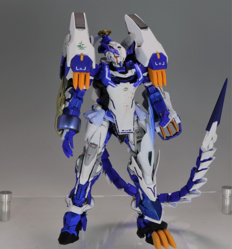 肩のクローユニットは魔神英雄伝ワタルの宇宙界型新星龍神丸のイメージで、リバーシブルガンダムの背面の腰のパーツを加工して作成しました。