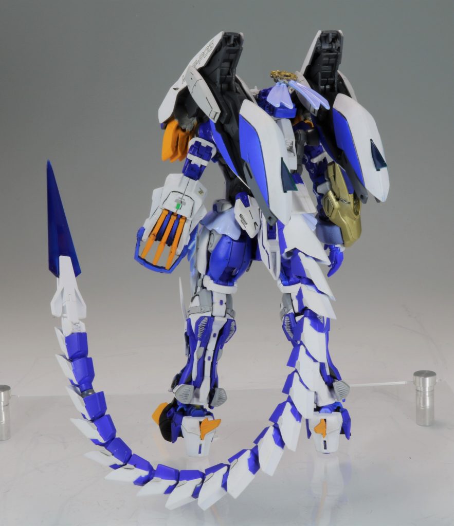 背面の尻尾はリバーシブルガンダムの腕部のパーツを複数注文して何とか、超魔神龍神丸のような長い尻尾に仕上がりました。
余り目立ちませんが、頭部にシニョンキャップをイメージした髪止めのパーツがあります。
これもまた分かりにくいのですが、太もものあたりのパーツは、一回り大きく見せるために
RGのウィングゼロカスタムの太もものパーツと、ノーベルガンダムの脚部パーツは付けてあります。
スト4のチュンリーの様な太ももをイメージしました。