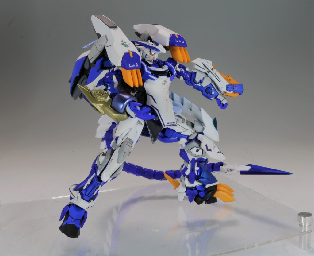 右手の小手は、旧キットのドラゴンガンダムの腕部ですが、ちょっと鶏ぽかったので形状を変えています。