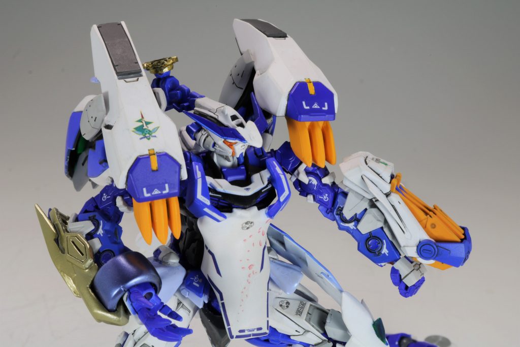 チャイナドレス風のパーツはリバーシブルガンダムの腹部のパーツをかぶせてそこに、 孫尚香ガーベラのパーツをくっ付けて少し丈の短いチャイナドレスに仕上げました。
サイドのスカートパーツもパイロンに似せようと、樹脂粘土で形を作り、レジンで複製して何とかスカートに仕上がりました。