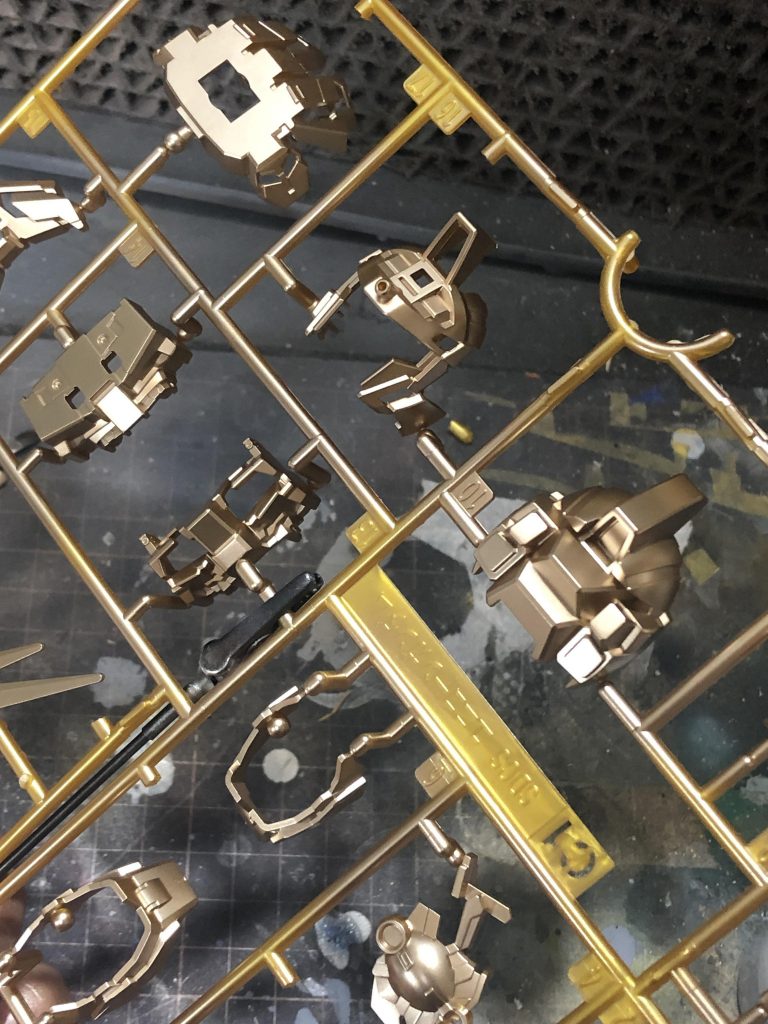 冒頭でも書きましたが今回はランナー丸ごと塗装でやっています。
保持できる範囲で目立ちそうなゲートを切って、一気にブシャーっと。