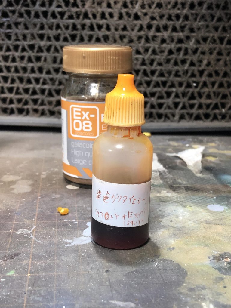 自家製のクリアオレンジです。
ガイアノーツのクリアーイエローとクリアーオレンジの混色。
クレオスのは最近顔料系になり、発色は悪くないのですが透明度が低いためキャンディ塗装のようなメタリックベースのコートには向きません。
クリアで割って、一気に色がつかないようにしてます。