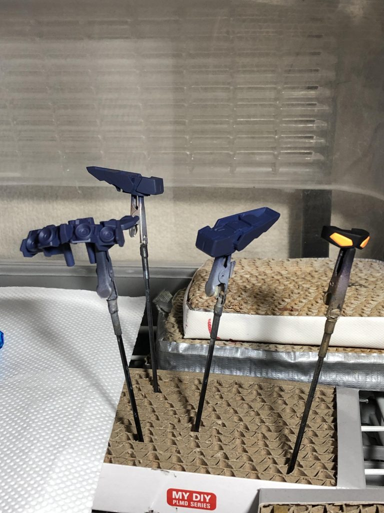 紺の色味ががちょっと気になったので塗り直してます。3パーツですし…
ティターンズブルーベースで、紫みを増しています。
目は別体で塗りやすいのと、成型色のオレンジがなんだか暗くてイケてなかったので蛍光色にしました。