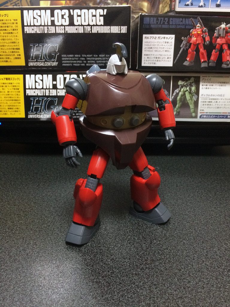 ガンキャノンの胸を縦に分割し、ゴッグの左右に配置。干渉する腹パーツを削っています。