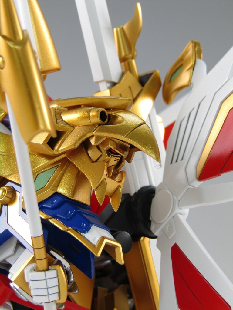 肩はスペリオルドラゴンに倣いガンダムフェイスを追加しています。