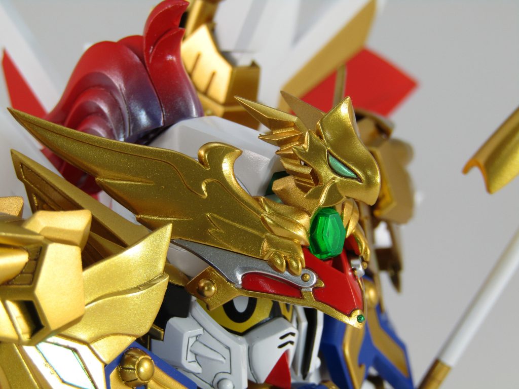結晶鳳凰にビルダーズパーツのエンプレムの袖付きの物を加工して羽根飾りを追加。ガンダムのサブアンテナ風に見立てています。