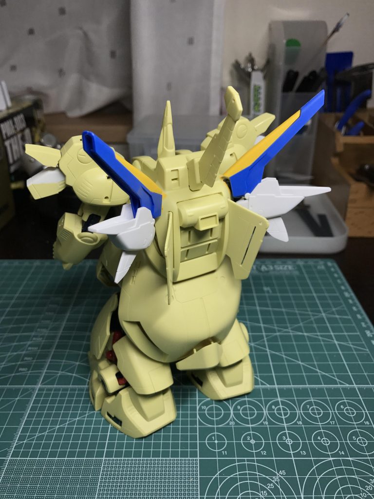 背中にV2アサルトバスターのパーツをくっつけました。もちろん稼働します。
光の翼も装着可能です。…持ってませんが。