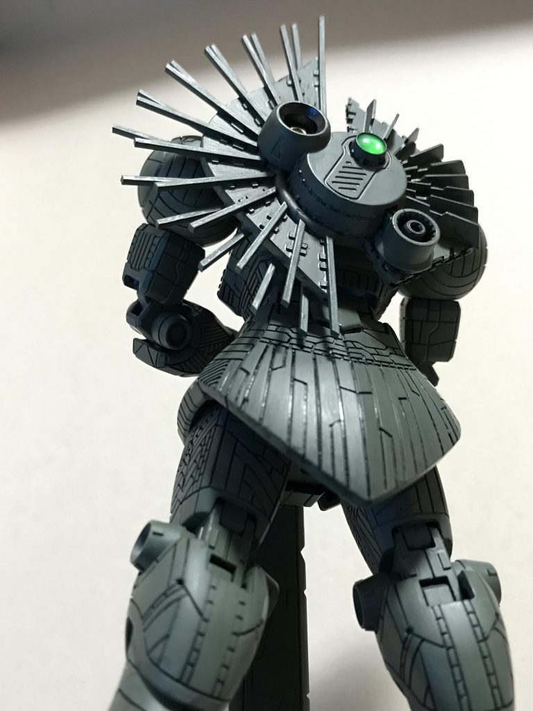 遊び心として、お腹の真ん中にガンダムフェイスらしきモールドを入れてみました。一応、ギャンの宿敵としての敬意を表しております(笑)