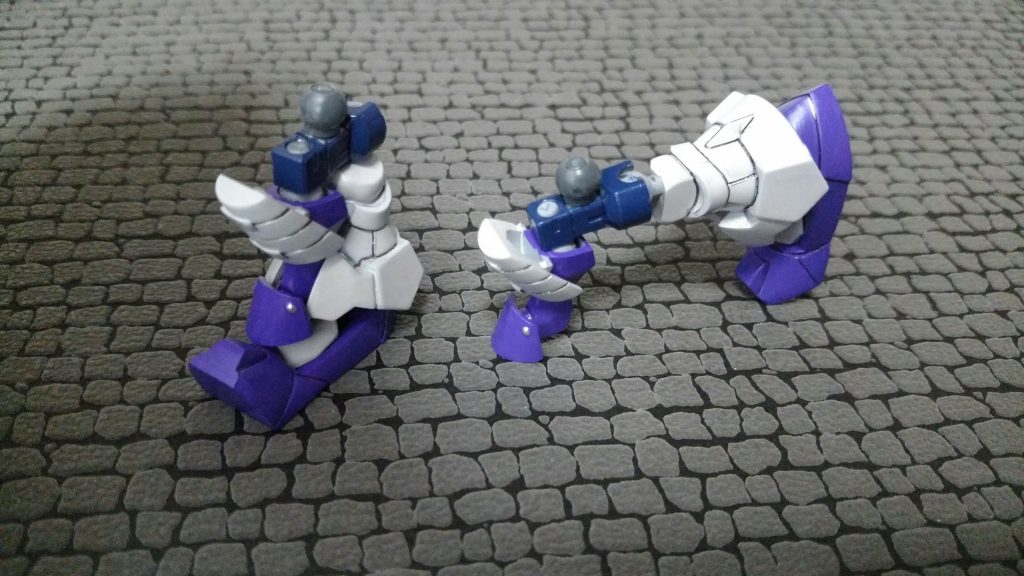 脚にはボールデンアームズを利用し、差し替えなしで2足から4足への騎馬形態へ変形可能となっています。