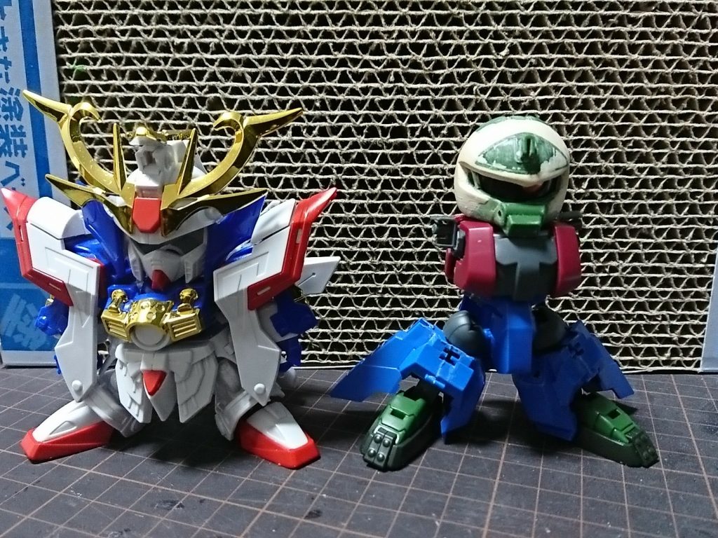 とりあえず、頭が殺駆頭の頭だと小さかったので
兜と一体化させてパテで一回り大きくしてます。