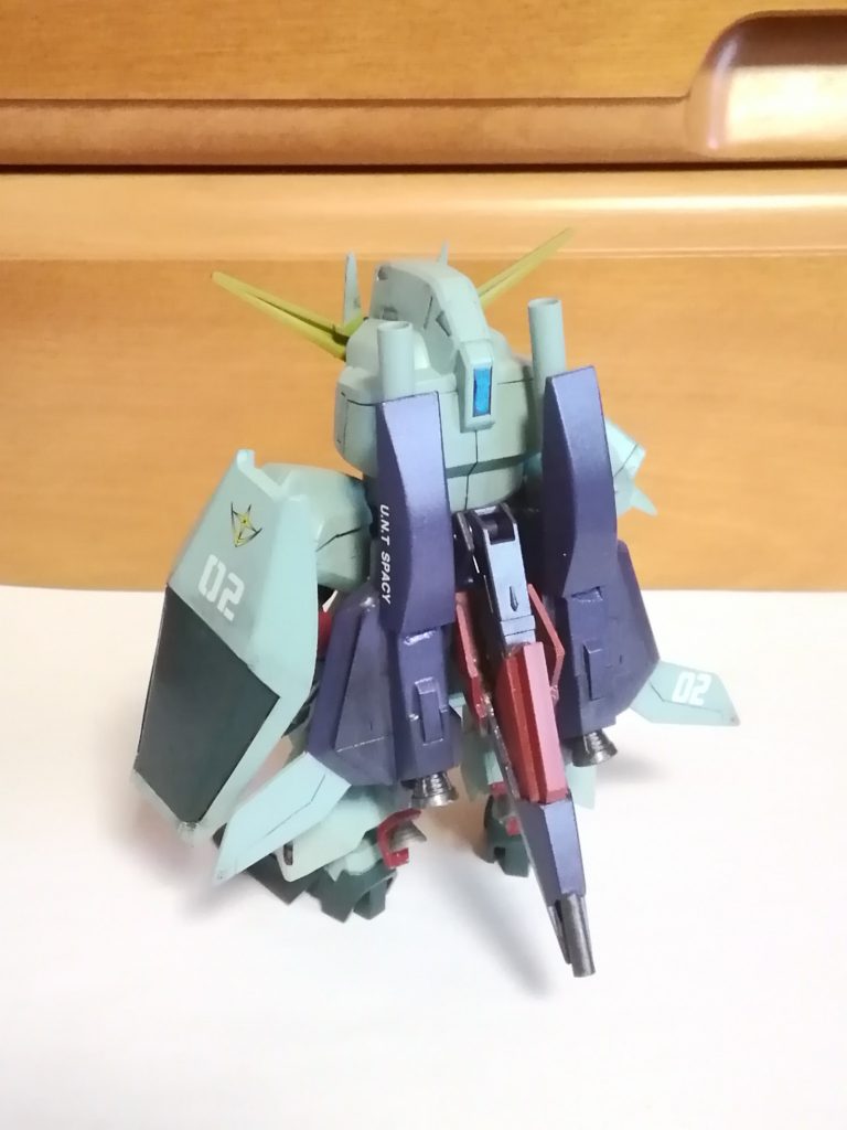 シールドはクロスシルエットガンダムのものを加工して持たせました。その他、一体化したバックウェポンシステムも、元のキットにプラ板やジャンパーツで形状変更しています