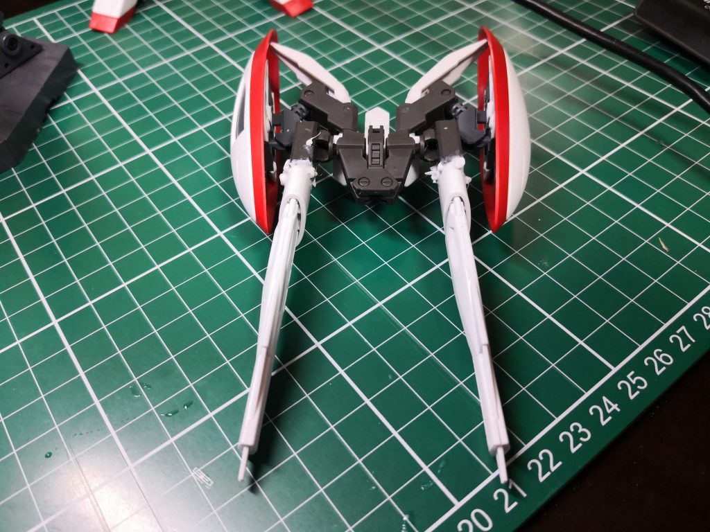 サポートメカはターンエーガンダムの装備2セットとガンダムバエルのバックパックで作製しました。