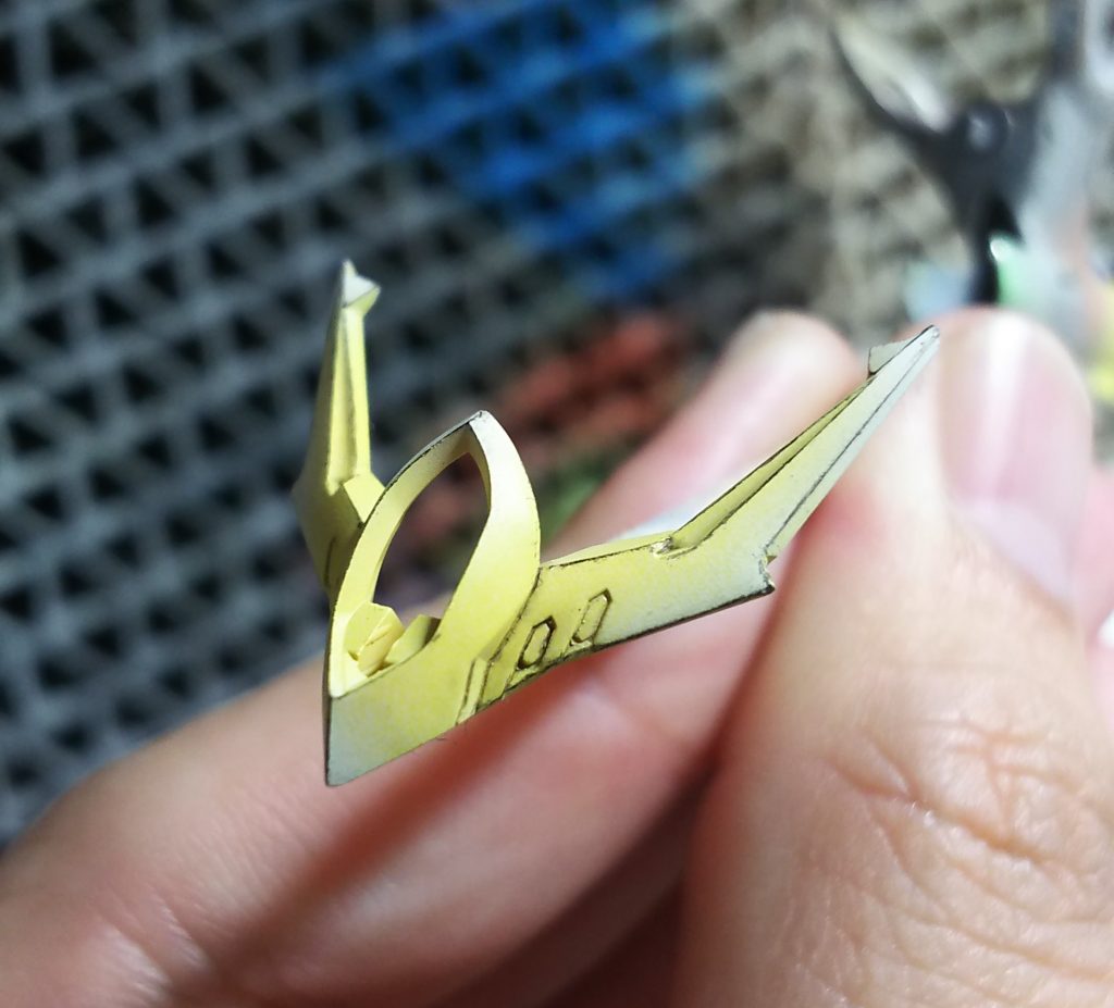 ハイライト塗装をした後、エッジ部分にブラックの塗料をドライブラシのようにおいてます。
こうすることで、グラデーションを出しつつ、エッジや輪郭を強調する狙いがあります。