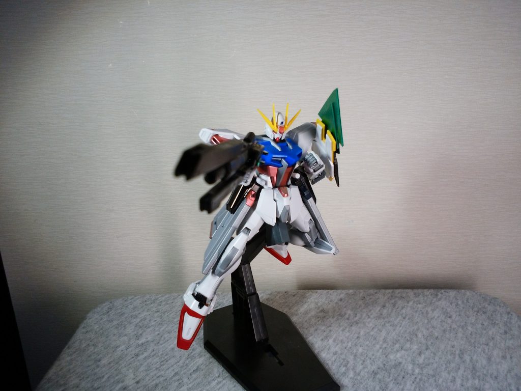 今回はオリジナル武装を2つ作った。
ひとつは
「SBS01エクセリオンブラスター」と
「SBS02フルシールド」の2つである。
エクセリオンブラスターはエネルギーを高圧縮、ドリル状に発射することで貫通力が向上している。また余ったエネルギーを翼のように展開して、発射時の反動を抑える補助的な役割のシステムも組み込まれている。
フルシールドは打突を可能とする武装。
防御性能は抜群である。