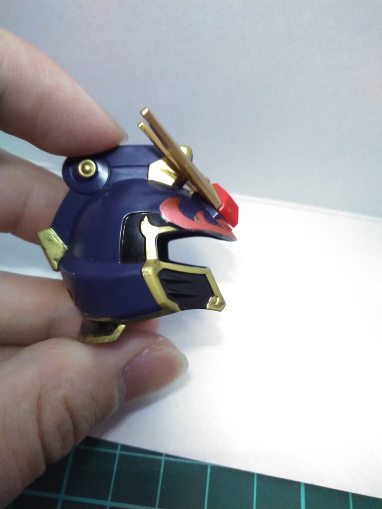 キャラ設定的にあんまり派手にしてはいけないと思うのだけれど付属のシールを参考に思い思い塗り分けてみました