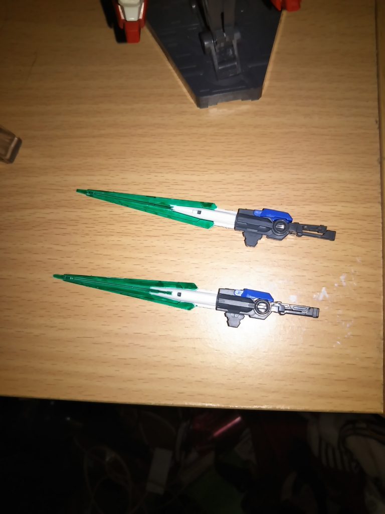 GNソードⅢツイン…刹那達合流後接近戦に弱いガンダムゼロライザーに装備された
武器でGNソードⅡの設計を一部応用し
トランザム時の燃費の悪さも改善してしライザーソードも可能GNソードⅢタクティカルアームズとも互角の力を持っている。