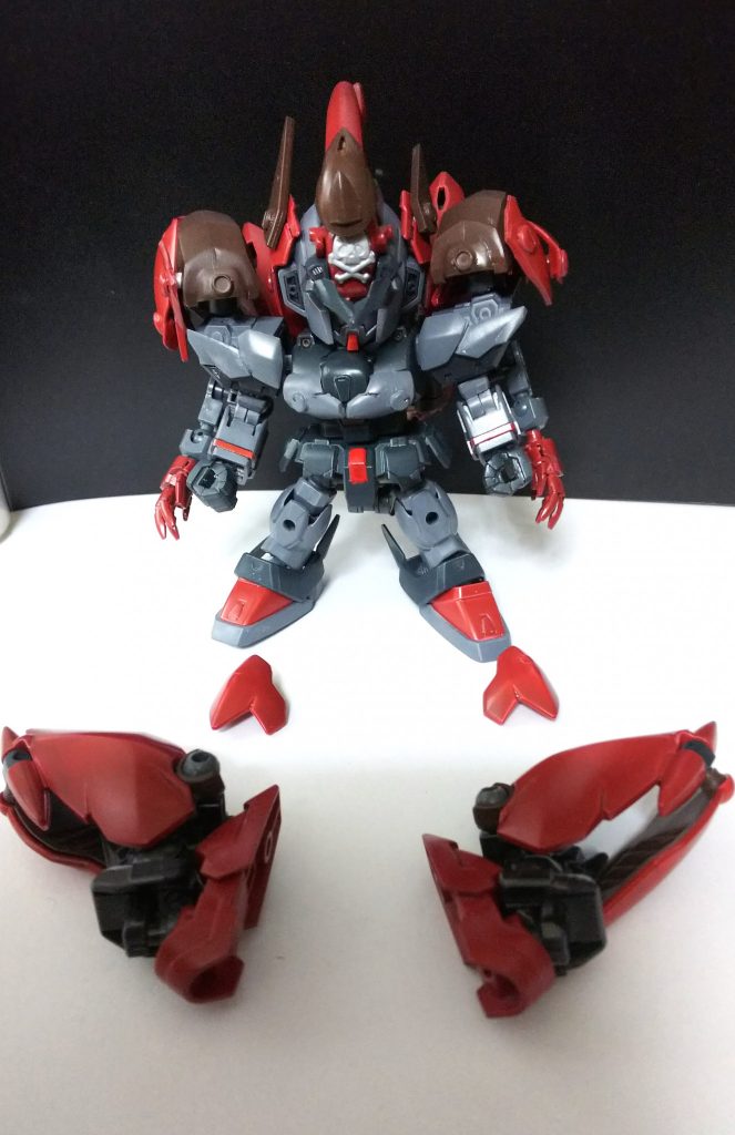 変形ギミック
バックパックの一部とふくらはぎのパーツを外します