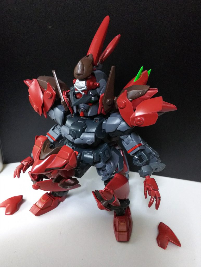 膝を曲げバックパックのパーツを変形させ、膝にさし込み脚を延長
肩パーツを前に出し、手甲パーツを伸ばし、ふくらはぎのパーツを手に持たせて腕を延長します。
背中のアーマーを前に移動させます。