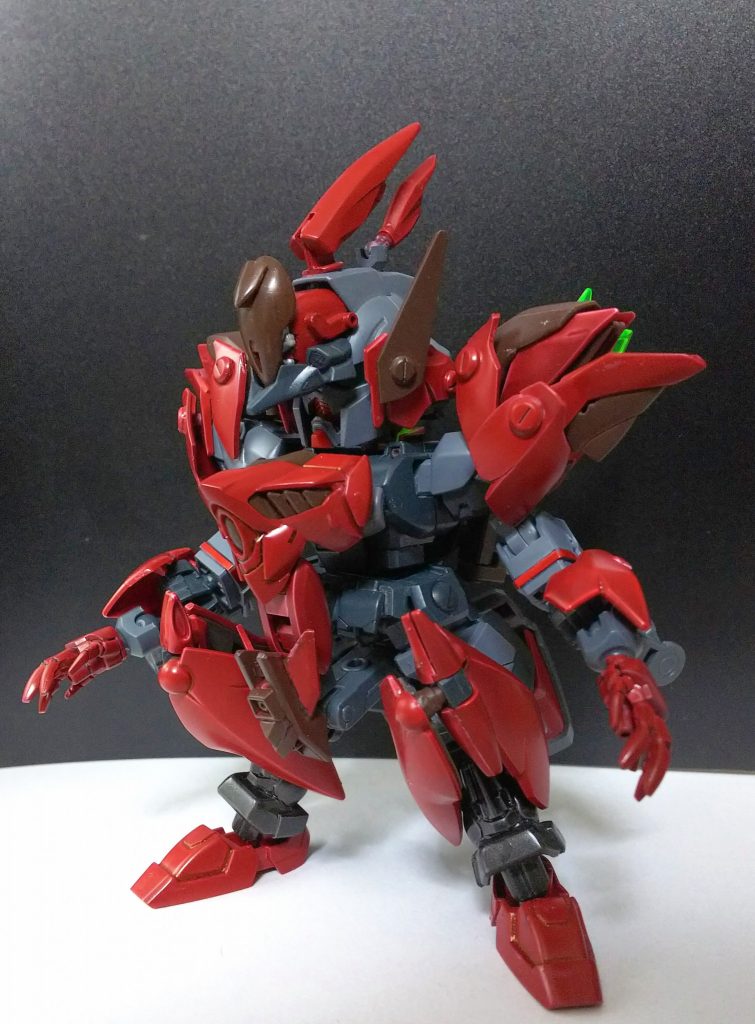 バックパックにクリアパーツを取り付け、赤き魔神「ヴェルクロス・イド」に変形します。
手足が伸びるので、シルエットがかなり変わります。