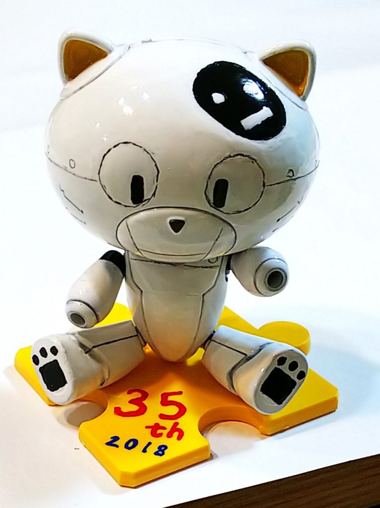 顔や口元にメカの継ぎ目が入るので、その部分の筋彫りがなかなか大変だったけど、墨入れしてみたら、想像以上の出来になり満足(*^^*)
足の肉球部分は、カニタマ仕様(笑)