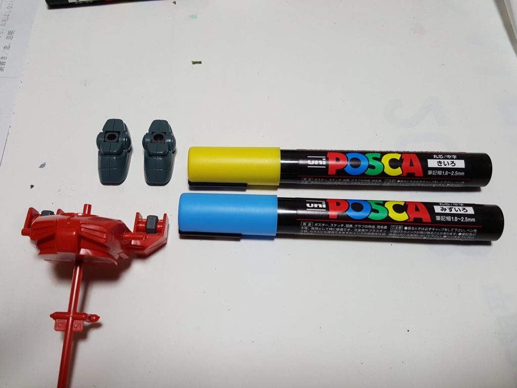 肩や足のグレーは黄色、胴体など赤い箇所は水色にしました。
キャノン砲と手首のピンクはだいぶ後で決めました。頭は白で塗ってます。