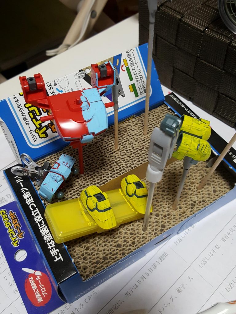 塗ってはドライヤーで乾かしました。乾燥が早いのはメリットかと思います。仕上がりは事前確認通りにつや消し。
さすがにグレーに対して黄色は何回やってもムラが(汗)
プラモ専用塗料と違い、プラへの食い付きは良いとは言えず爪やクリップなどが当たると剥がれ易いので注意です。