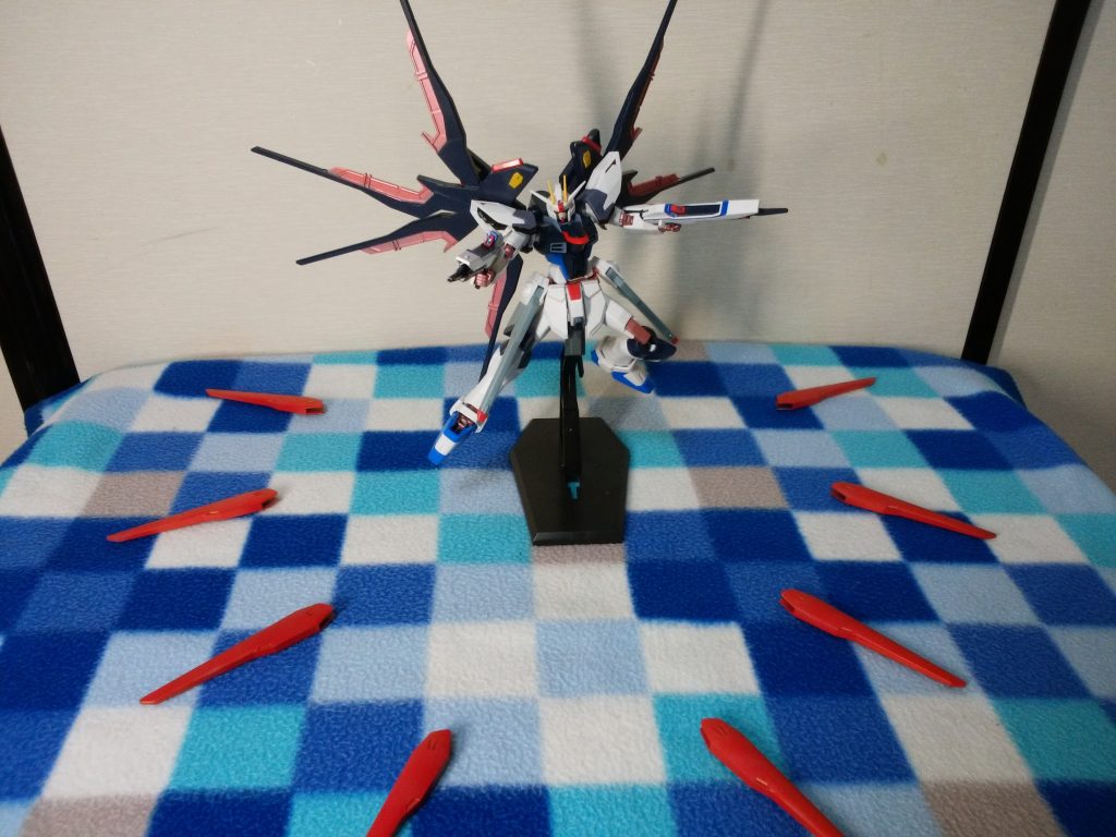 ドラグーンの発射エフェクト持ってないのでこんな感じで‪(˙꒳​˙;)｡劇中とか見てるとドラグーンで隠れてるところも金色だった気がするので今回はそこもメタリックレッドで塗装しやした｡