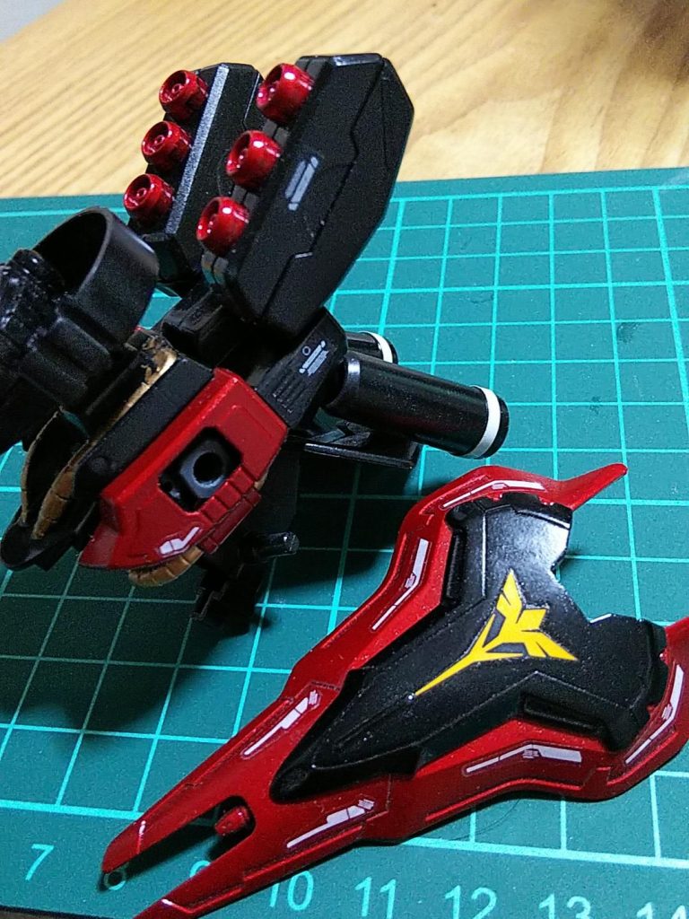 ゴールドの部分はGXレッドゴールドを筆塗りしました