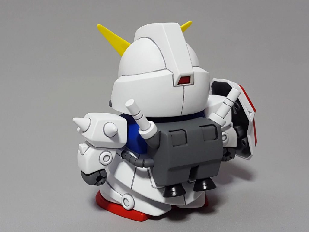 改造点
・キットのままだと顎が浮き過ぎてて気持ち悪いので頭部を楔状に延長しフェイス側の角度を変更。合わせて襟足も延長しモノアイは可動式に。首は長さを調整してBJ接続に。
・胴体はバンサイギミックをオミットし省略されたパイプのモールドを彫ってます。またギミックの都合で離れてるランドセルは胴体に密着させます。腕も妙に離れてしまうので肩軸を削ってベストな肩幅に。
・脱臼してるぐらい肩の位置が低いので市販ポリを加工し腕全体を上げてます。
・脚部は斜め前面のエッジを違和感のない範囲で削り込み干渉を減らす。取り付けはクランク状のパーツを介し定位置より外に前に。