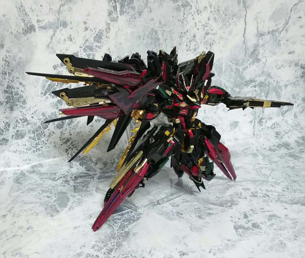 双銃である爪銃ガラティーン
速射性、連射性に優れており、近~中距離戦で使用される。
また、連結する事により貫通力を高めた砲撃も可能。