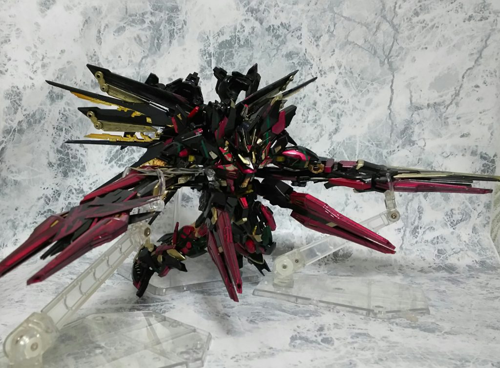 槍砲トリシューラは二本一組の電磁加速砲。
砲身を挟み込む形で銃身が増設されており、一度の射撃で二種三発の弾丸を放つ事が可能。